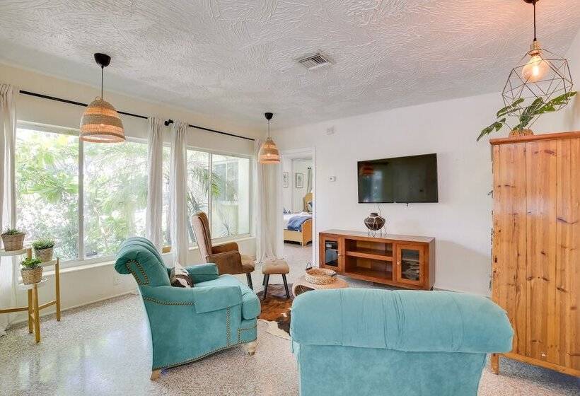 Walk To Ocean: Chic Deerfield Beach Cottage!