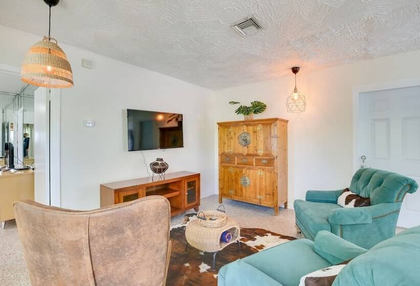 Walk To Ocean: Chic Deerfield Beach Cottage!