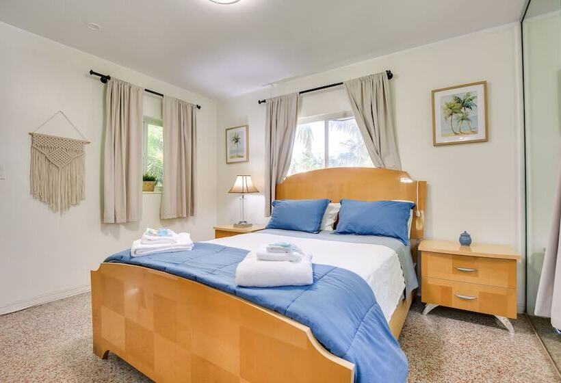 Walk To Ocean: Chic Deerfield Beach Cottage!