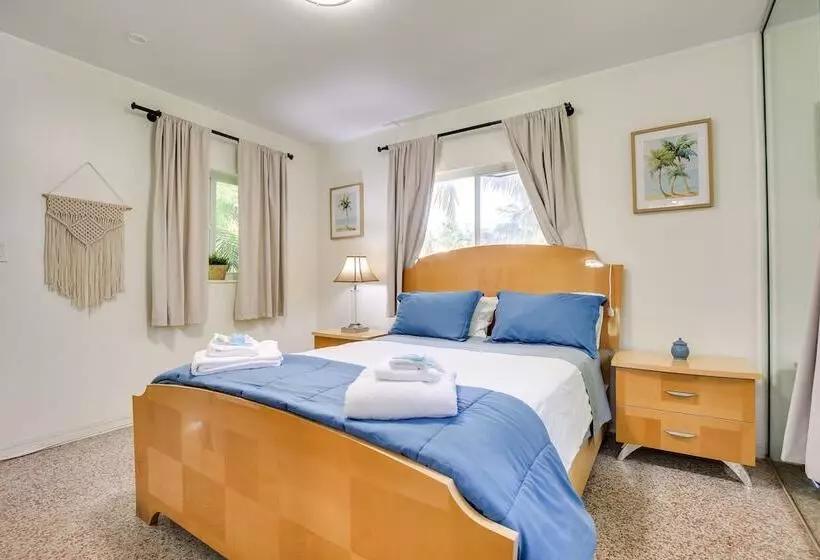 Walk To Ocean: Chic Deerfield Beach Cottage!