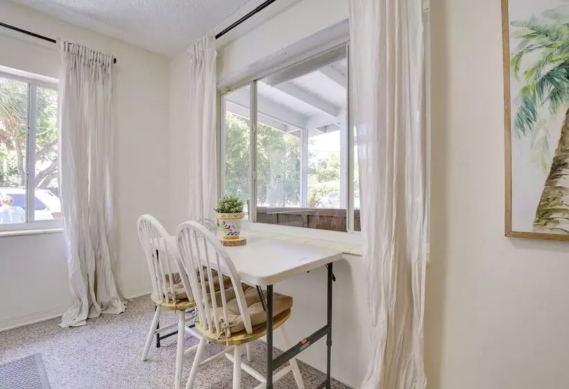 Walk To Ocean: Chic Deerfield Beach Cottage!