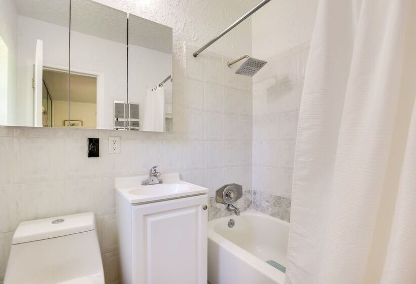 Walk To Ocean: Chic Deerfield Beach Cottage!