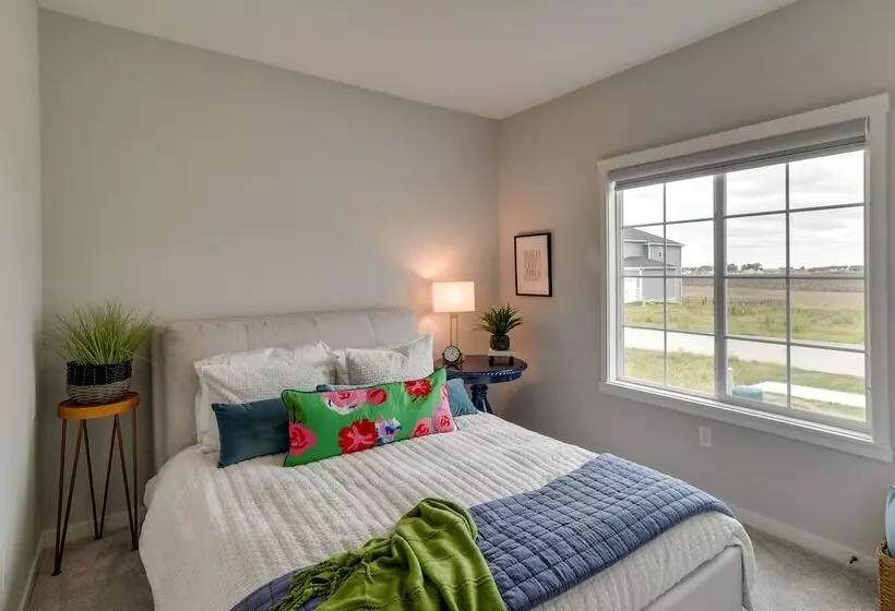 Family Friendly Home: 17 Mi To Des Moines!
