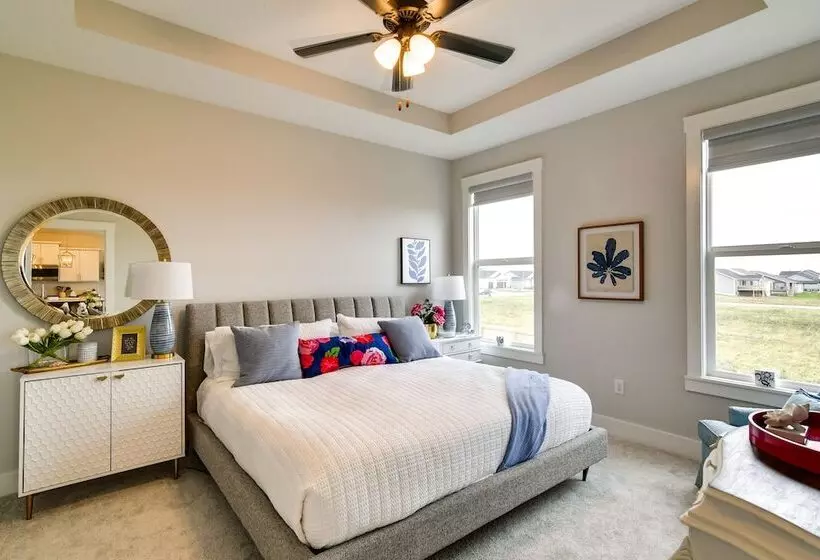 Family Friendly Home: 17 Mi To Des Moines!