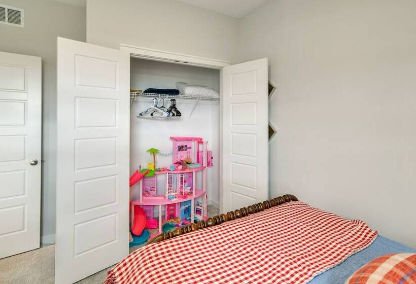 Family Friendly Home: 17 Mi To Des Moines!