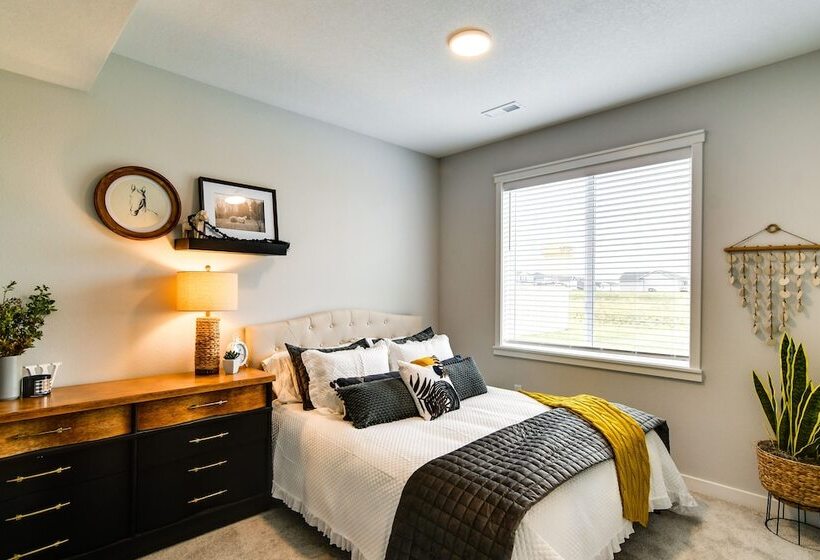 Family Friendly Home: 17 Mi To Des Moines!