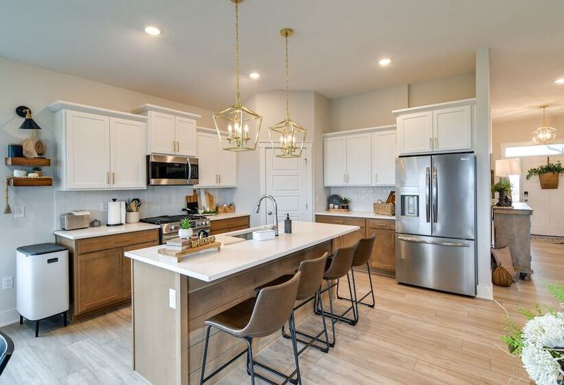 Family Friendly Home: 17 Mi To Des Moines!