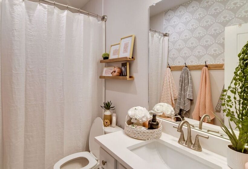 Family Friendly Home: 17 Mi To Des Moines!