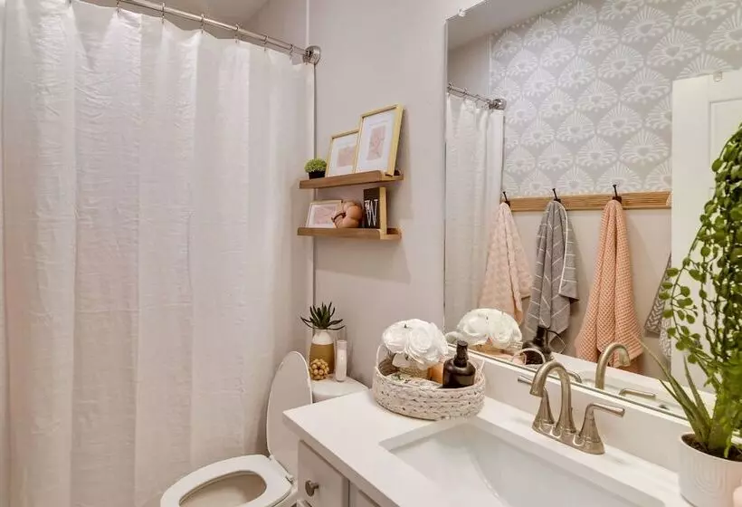 Family Friendly Home: 17 Mi To Des Moines!