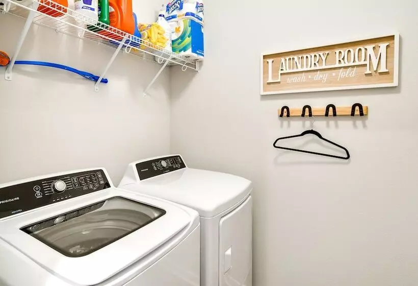 Family Friendly Home: 17 Mi To Des Moines!