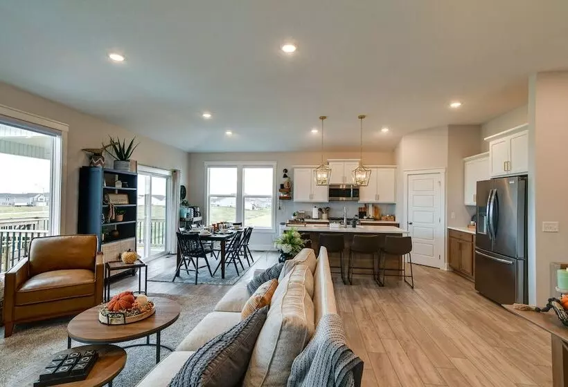 Family Friendly Home: 17 Mi To Des Moines!