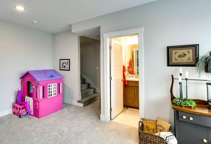 Family Friendly Home: 17 Mi To Des Moines!