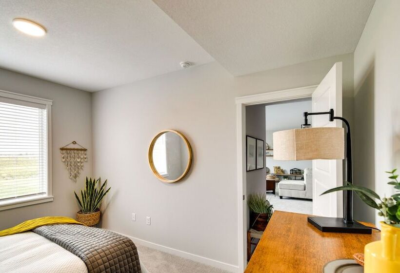 Family Friendly Home: 17 Mi To Des Moines!