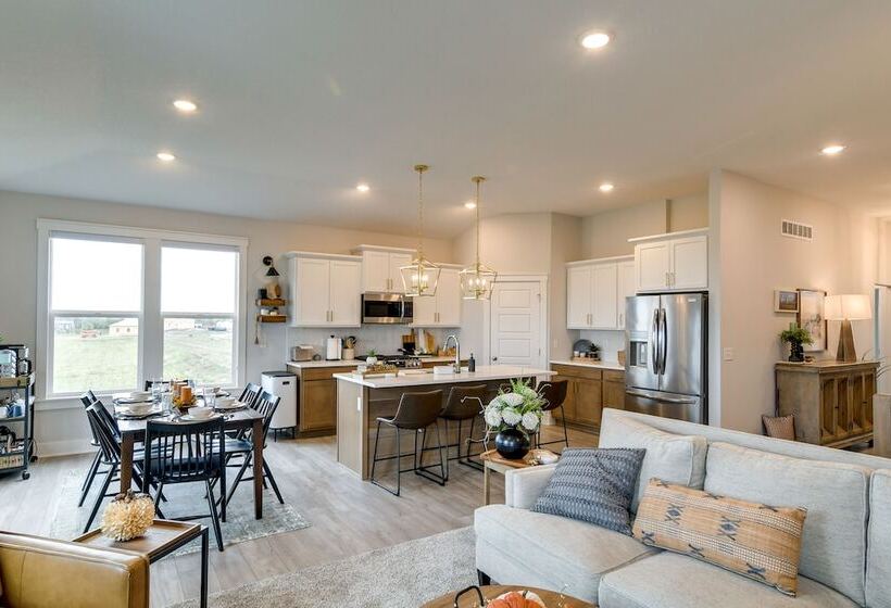 Family Friendly Home: 17 Mi To Des Moines!