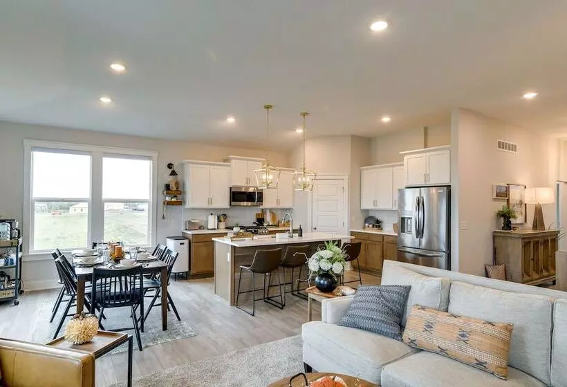 Family Friendly Home: 17 Mi To Des Moines!