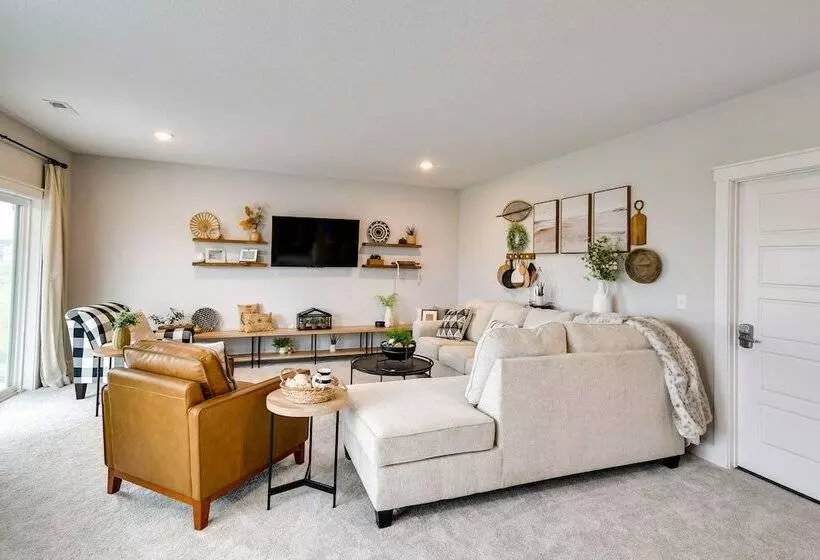 Family Friendly Home: 17 Mi To Des Moines!