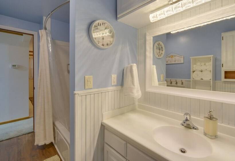 Hermantown Home W/ Decks, Grill & Hot Tub!