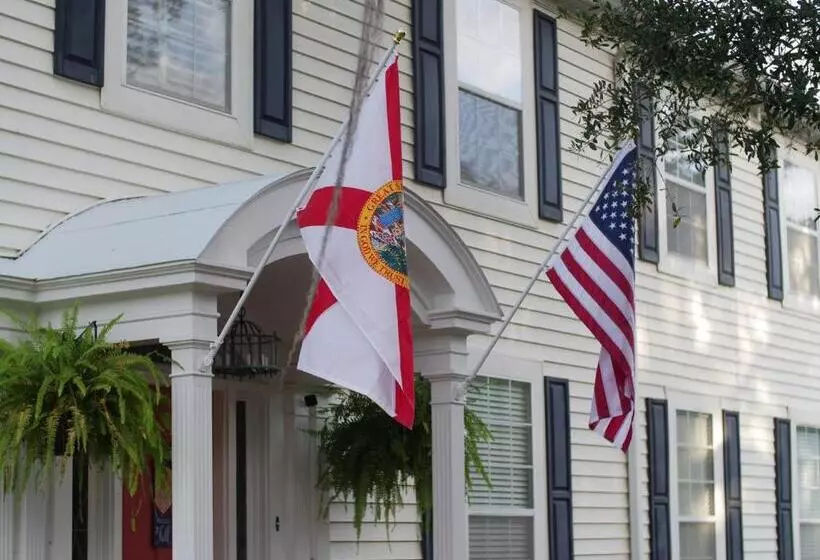 هتل The Capitol Inn