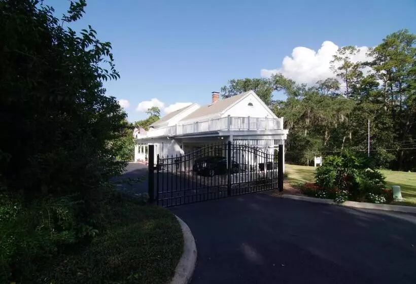 هتل The Capitol Inn