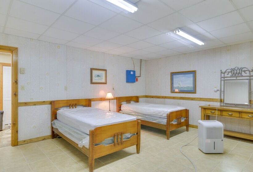 Lakefront Maryland Home Deck, Grill & Pool Table