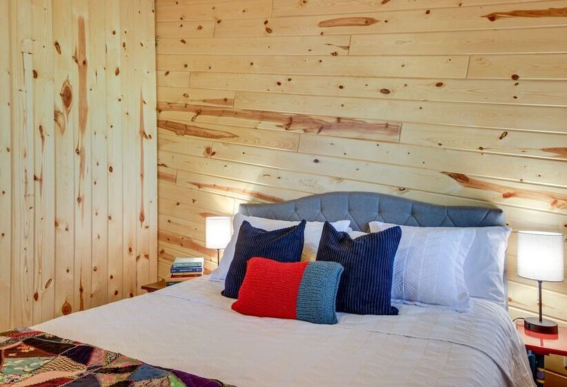 Lakefront Paradise With Private Boat Dock & Patio