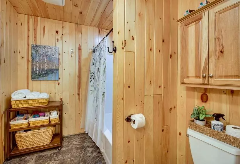 Lakefront Paradise With Private Boat Dock & Patio