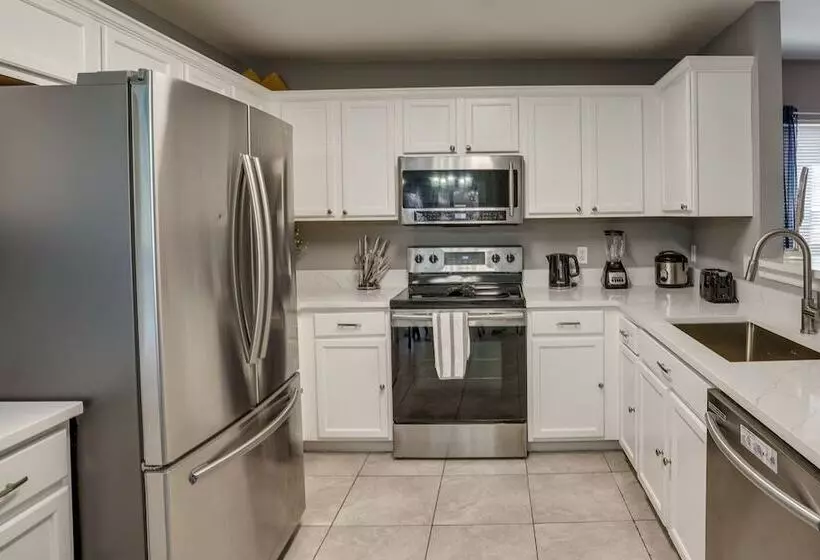 Private Pool: Family Home In Southern Dunes