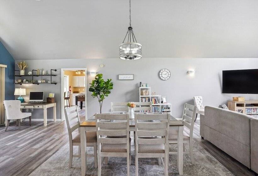 Luxurious Florida Home W/ Pool & Canal Access