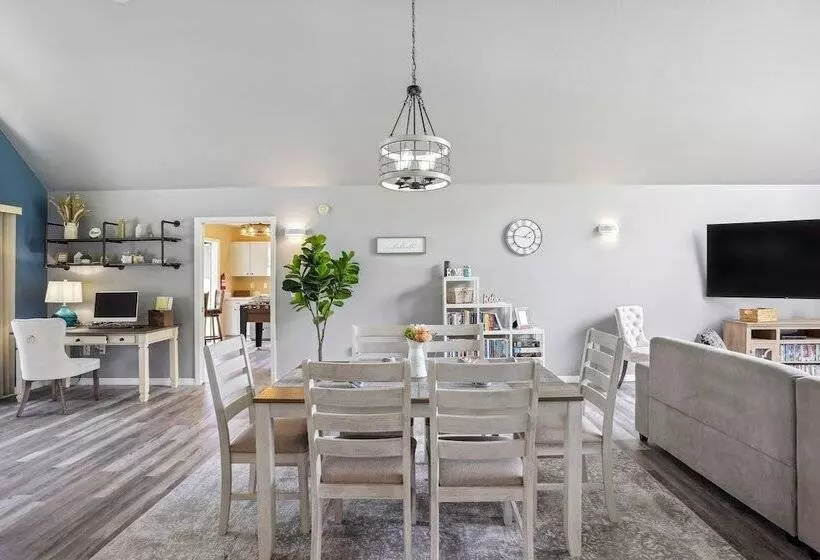 Luxurious Florida Home W/ Pool & Canal Access