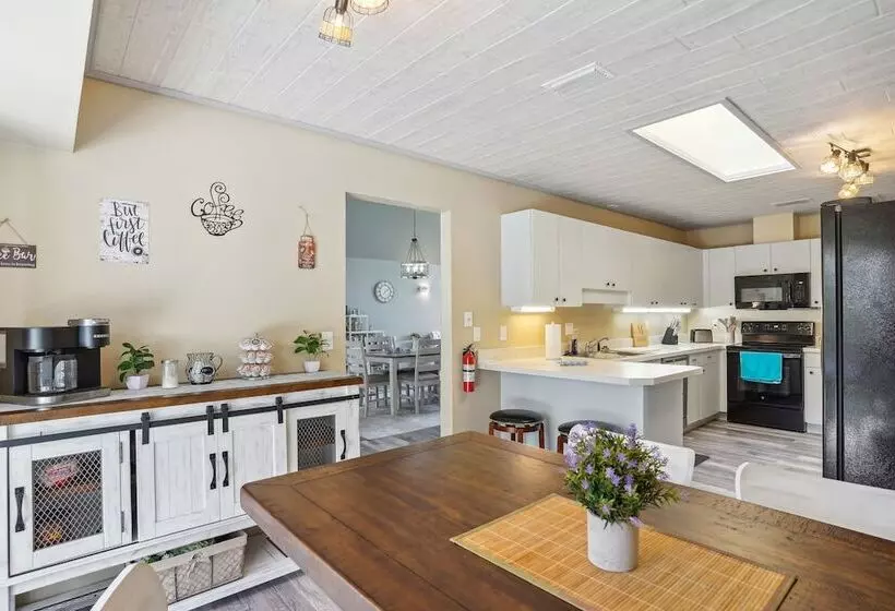 Luxurious Florida Home W/ Pool & Canal Access