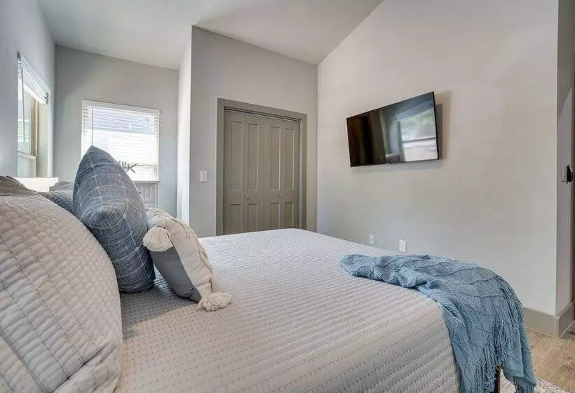 Modern Canyon Lake Vacation Home W/ Furnished Deck