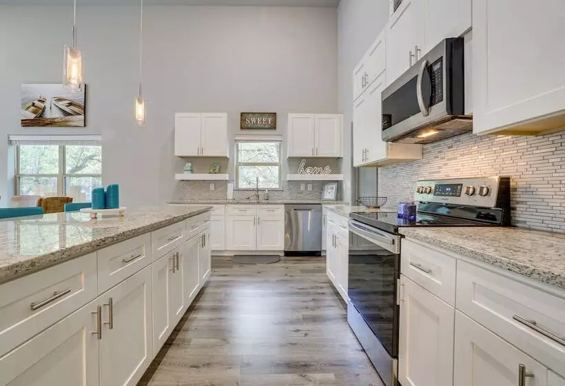 Modern Canyon Lake Vacation Home W/ Furnished Deck