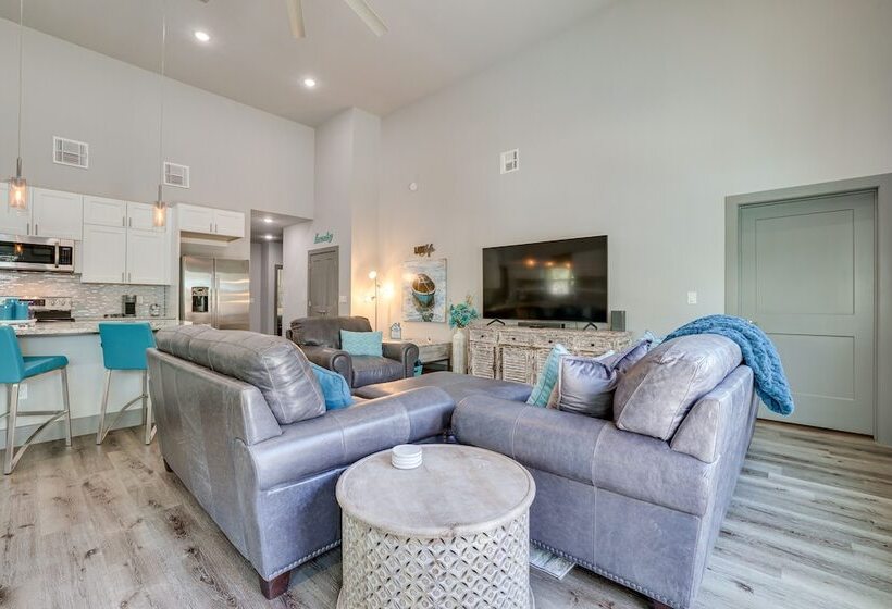 Modern Canyon Lake Vacation Home W/ Furnished Deck