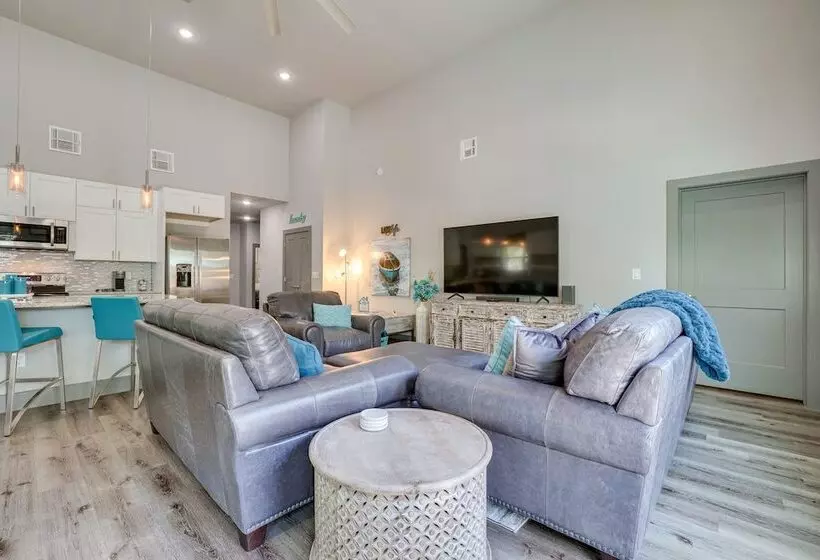 Modern Canyon Lake Vacation Home W/ Furnished Deck