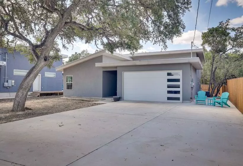 Modern Canyon Lake Vacation Home W/ Furnished Deck