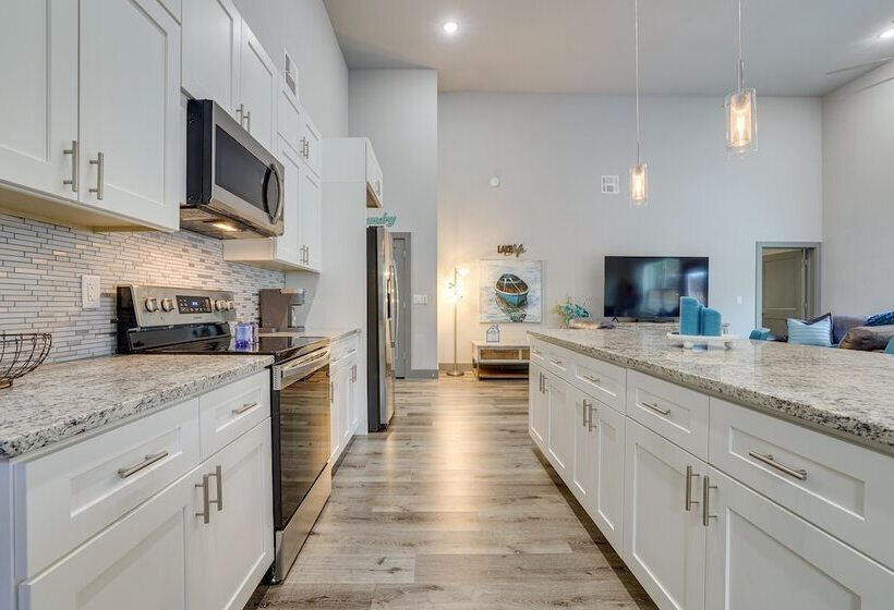 Modern Canyon Lake Vacation Home W/ Furnished Deck