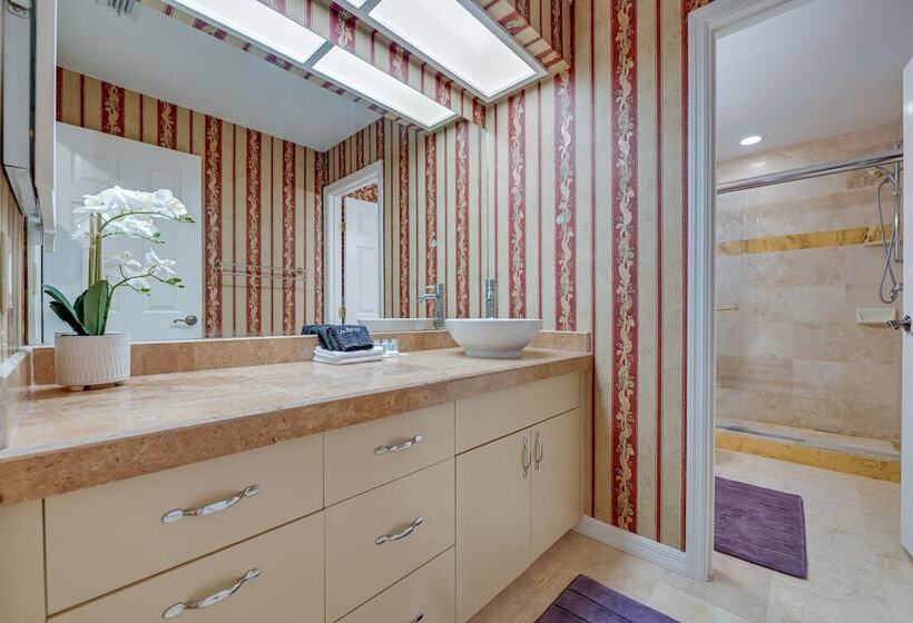 Palm Harbor Vacation Rental: 7 Mi To Beach!