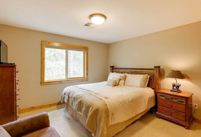 Private Pool & Hot Tub: Sunriver Retreat!