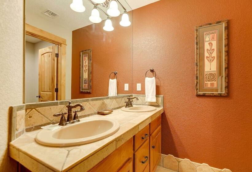 Private Pool & Hot Tub: Sunriver Retreat!