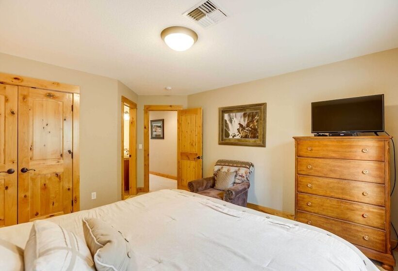 Private Pool & Hot Tub: Sunriver Retreat!