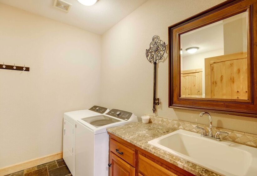 Private Pool & Hot Tub: Sunriver Retreat!