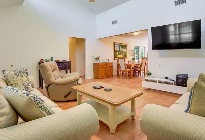 Pet Friendly Sarasota Home: 2 Mi To Bayfront Park!