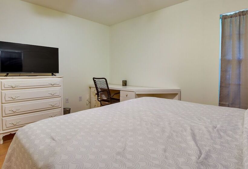 Pet Friendly Sarasota Home: 2 Mi To Bayfront Park!