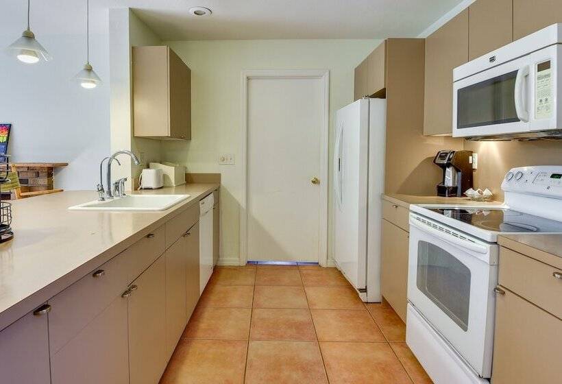 Pet Friendly Sarasota Home: 2 Mi To Bayfront Park!