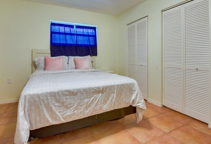 Pet Friendly Sarasota Home: 2 Mi To Bayfront Park!