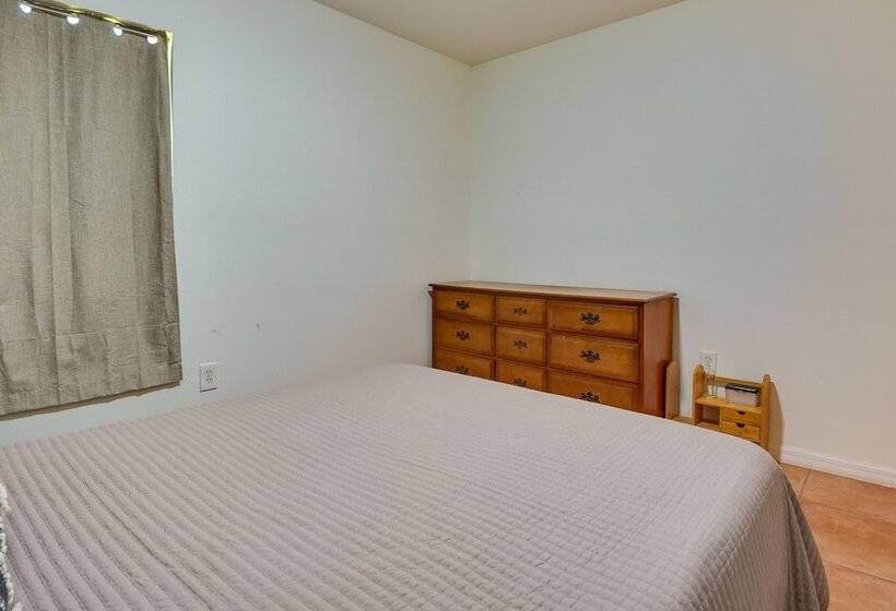 Pet Friendly Sarasota Home: 2 Mi To Bayfront Park!