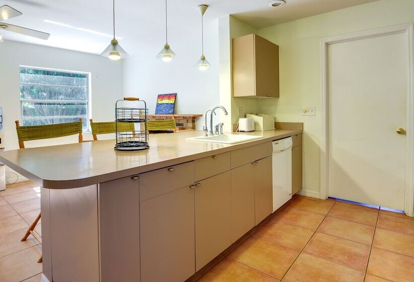 Pet Friendly Sarasota Home: 2 Mi To Bayfront Park!