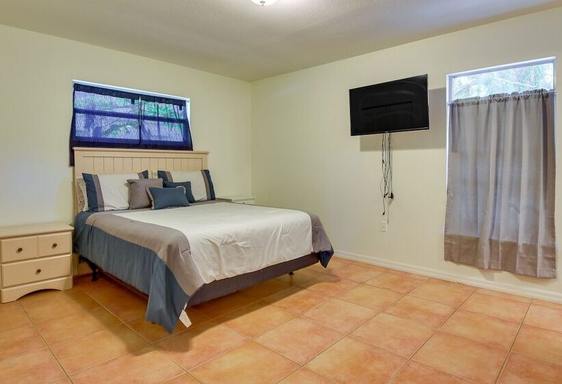 Pet Friendly Sarasota Home: 2 Mi To Bayfront Park!