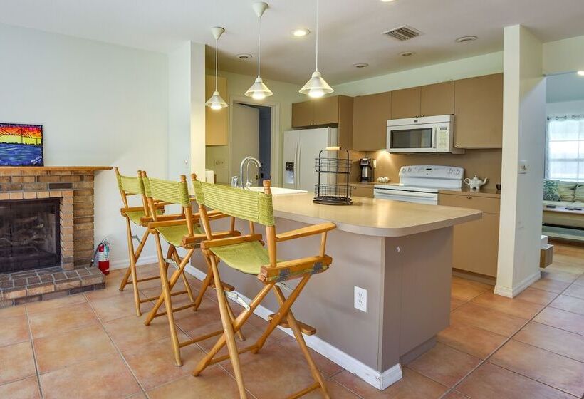 Pet Friendly Sarasota Home: 2 Mi To Bayfront Park!
