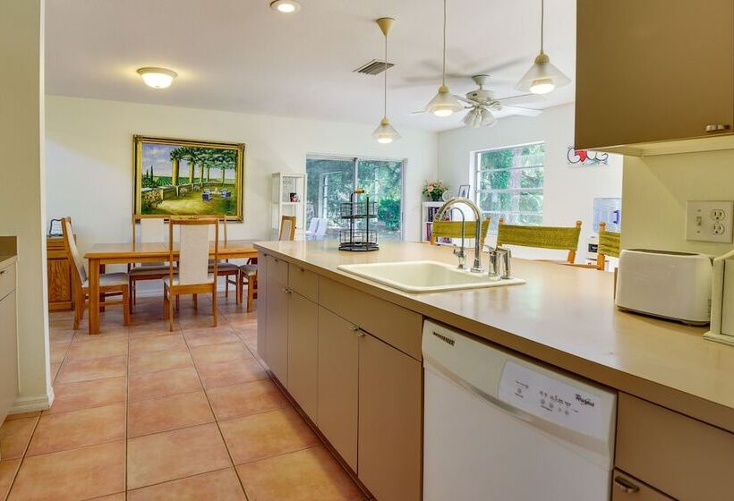 Pet Friendly Sarasota Home: 2 Mi To Bayfront Park!